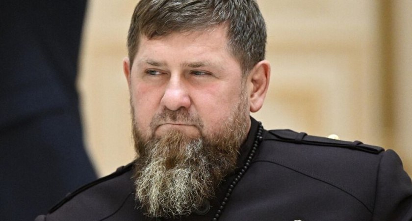 Рамзан Кадыров прокомментировал слухи о своей смерти Глава Чечни заявил недоброжелателям, что они не дождутся. «Обращаюсь к тем, кто пишет дешёвые вещи — мы живы. Если система поставлена, то нет необходимости проводить совещания каждый день. Достаточно позвать к себе или позвонить, дать любое поручение — вот такая у нас система. По их мнению, если человек не идёт на совещание — он сразу при смерти или уже умер. Не дождётесь», — сказал Кадыров на видео, опубликованном в его Telegram-канале. Подпишись на «Говорит Москва»
