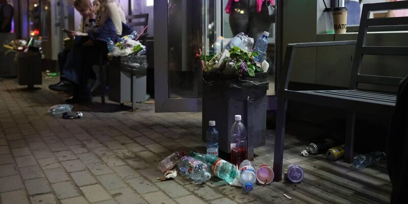 Урны в центре Омска в День Победы оказались забиты до отказа Мероприятия к 9 Мая проходили на центральных магистралях и площадях. Кульминационным моментом стала двухчасовая концертная программа на Соборной площади. По завершении торжеств горожане оставили после себя завалы мусора: переполненные контейнеры наблюдались повсеместно, особенно возле популярных остановочных павильонов с подогревом. Огромное количество одноразовых стаканов и пластиковых бутылок привело к тому, что мусорки быстро вышли из строя. Помимо проблемы с мусором, возникли сложности и с общественным транспортом: на автобусных остановках скопилось огромное число людей, пытавшихся попасть в транспорт и вернуться домой поскорее. Некоторым удалось уехать быстро, другим пришлось ждать дольше обычного. Читай Омск Первый #Омск #Омскаяобласть #Омскновости #НовостиОмска #Омскаяобластьновости #новостиОмскойобласти #9Мая #ДеньПобеды