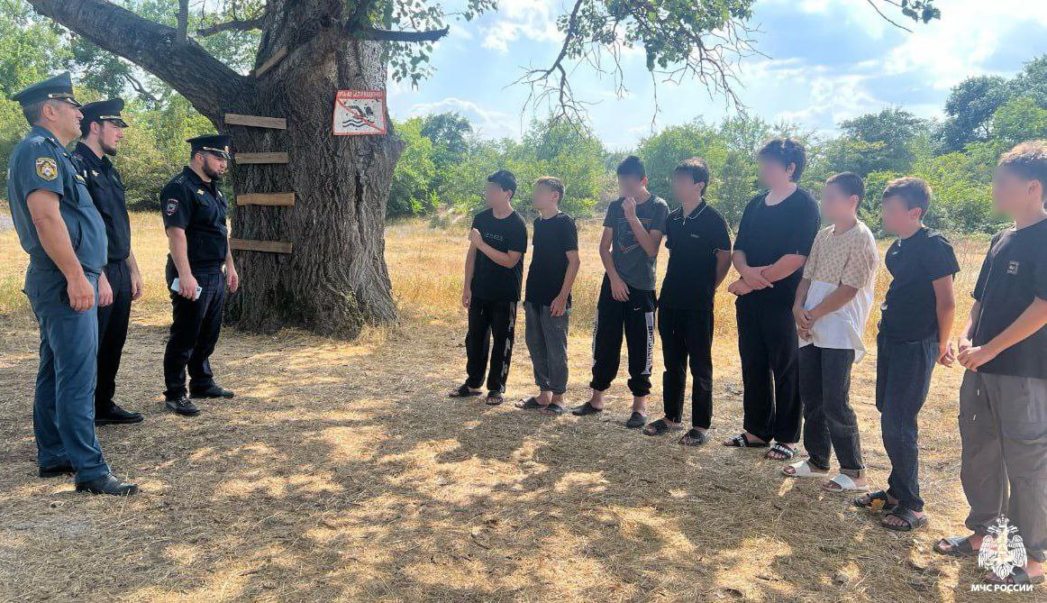 В Грозном прошли рейды по профилактике происшествий на воде На Грозненском море и на реке Сунжа прошли профилактические мероприятия, призванные предотвратить чрезвычайные происшествия на воде. В рейдах приняли участие представители Главного управления МЧС России по ЧР и МВД по ЧР. В ходе мероприятия были выявлены нарушители. С ними была проведена профилактическая беседа. Рейдовые мероприятия на территории Чеченской Республики будут проводиться регулярно в течение всего летнего периода.