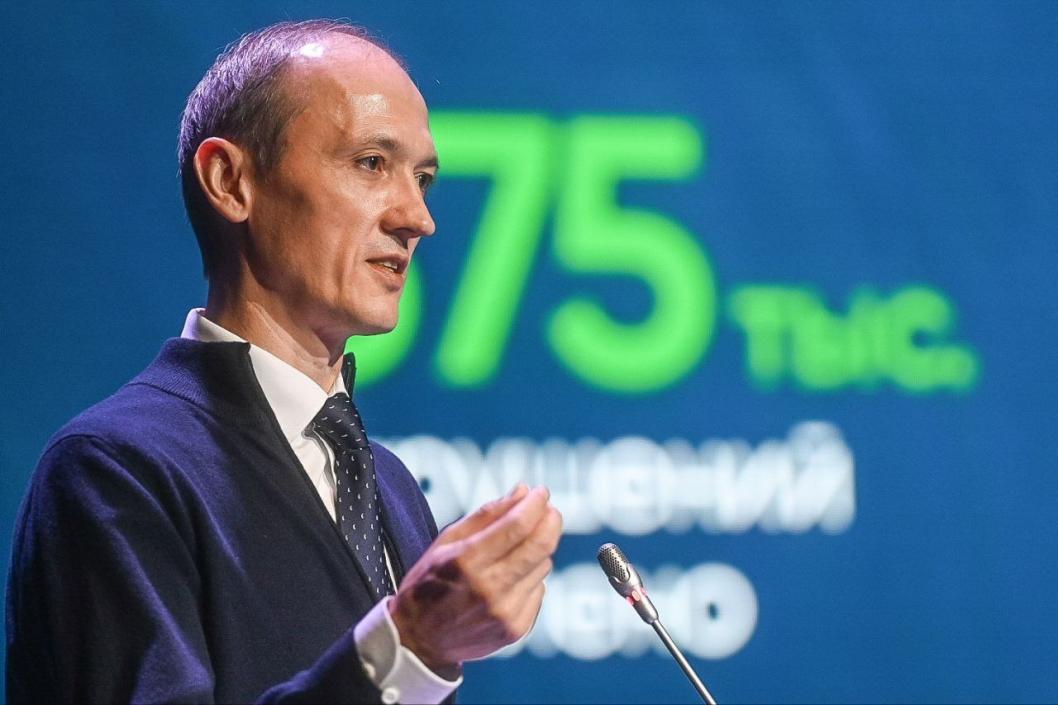 Тюменская область является одним из топовых регионов страны по внедрению решений ИИ Субъект входит в тройку лидирующих по этому показателю регионов подчеркнул заместитель председателя правительства РФ руководитель аппарата правительства РФ Дмитрий Григоренко на пресс подходе форума Инфотех 24 октября Действительно в Тюмени очень серьезно и много сделано по цифровизации Надо отдать должное вашему губернатору и команде которая занимается цифровизацией При всех успехах которые есть смотрят что есть лучшее у соседей и абсолютно не стесняются договариваются забирают и внедряют лучшие решения Это сокращает время внедрения а главное экономически это намного дешевле подчеркнул зампред правительства России В прошлом году Тюменская область стала лауреатом премии Лидеры искусственного интеллекта Подписаться Больше новостей
