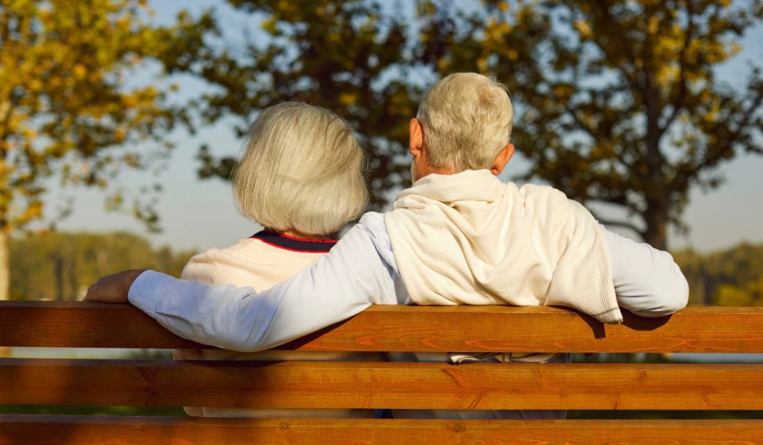 В чем секрет долголетия В Бразилии исследуют группу долгожителей доживших до 100 лет и старше чтобы понять пределы человеческой жизни Среди них 106 летняя женщина выигравшая соревнования по плаванию 107 летний мужчина продолжающий работать и 116 летняя монахиня которая очень любит шоколад Проект секвенировал геномы более 160 долгожителей из которых 20 супердолгожители 110 лет и старше Многие участники не придерживались строгой диеты и имели ограниченный доступ к медицине Генетик Маяна Зац из Университета Сан Паулу отмечает что секрет долголетия может быть в генах Группа отличается генетическим разнообразием с предками европейского африканского и индейского происхождения Биостатистик Паола Себастиани из Университета Тафтса добавляет что такие данные уникальны Участники сохраняют здоровье и ясность ума что подтверждает что долговечность не зависит только от современных технологий Например монахиня Ина Канабарро Лукас никогда не ограничивала себя в сладком 106 летняя женщина начала тренироваться в плавании только в 70 лет ее семья также отличается продолжительностью жизни 107 летний мужчина работает в супермаркете Большинство участников сохраняют когнитивные функции и дают согласие на участие в исследовании Ученые сравнивают геномы долгожителей с данными биобанков людей умерших в молодом возрасте и изучают биологические механизмы старения Жоао Гильерме специалист по генетике и старению подчеркивает необходимость понять функции генов для разработки стратегий помощи тем кто не унаследовал их Telegram МAX все наши каналы