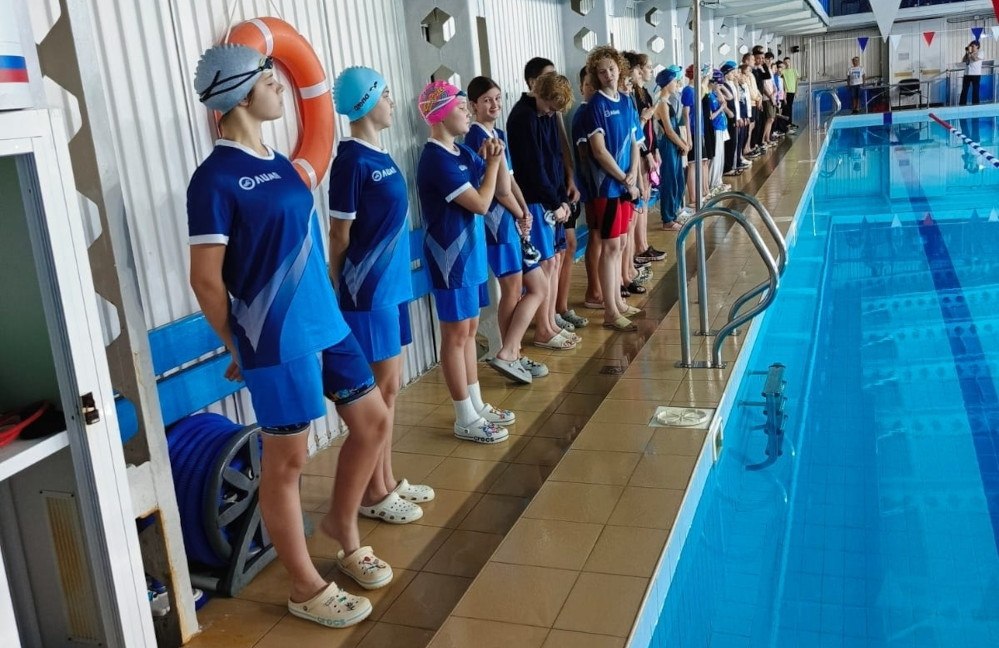 Открытое районное первенство по плаванию vk cc cR2Iwj 26 октября 2025 года Гаврилов Ям собрал пловцов на открытом районном первенстве На старт вышли спортсмены 2012 2009 годов рождения и старше среди которых были и 12 воспитанников нашего физкультурно оздоровительного комплекса Олимп Ребята продемонстрировали свои силы в многоборье 200 метров вольным стилем и 100 метров на выбор где каждый мог показать свое мастерство Итоговый результат складывался из суммы баллов набранных на обеих дистанциях По итогам напряженной борьбы наши пловцы принесли домой 4 медали Серебро завоевали Екатерина Климова Елизавета Дзекунова и Арсений Рассудовский Александр Васильчиков поднялся на третью ступень пьедестала Поздравляем всех наших спортсменов с отличным стартом плавательного сезона и личными рекордами Мы гордимся каждым из вас и желаем новых ярких побед МАУ ФОК ОЛИМП