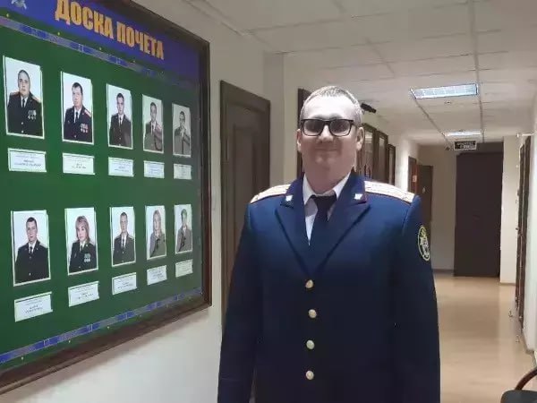 Под суд пойдет экс-начальник следственного отдела СКР по Таганрогу Таганрогский районный суд рассмотрит уголовное дело в отношении бывшего руководителя следственного отдела СКР по городу Таганрогу Руслана Багмута. Об этом сообщили в объединённой пресс-службе судов Ростовской области. Напомним, Багмут был задержан в конце сентября 2024 года. Его обвиняют в мошенничестве в особо крупном размере, а также в покушении на дачу взятки. По данным следствия, в марте 2023 года Багмут договорился с местным предпринимателем о передаче двух миллионов рублей сотруднику правоохранительных органов. Взамен бизнесмену якобы было обещано содействие в реализации проекта по строительству многоквартирного дома. С должности главы следственного отдела Таганрога Багмут уволился 25 сентября 2024 года. После задержания его этапировали в Москву. Ранее Басманный суд Москвы продлил срок содержания под стражей до 24 сентября 2025 года. Подписаться на "Новости Ростова" Прислать новость