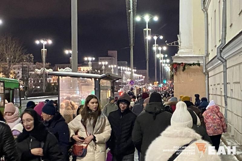 ‼  МЧС выпустило экстренно предупреждение в Свердловской области из-за оттепели  Жителей региона просят быть внимательными на улице из-за возможного схода наледи и снега с крыш.    Рекомендуется 4-5 января находиться на улице без наушников и прислушиваться, если вы оказались рядом со зданием.  В случае возможного схода снега с крыши рекомендуется прижаться стене здания или спрятаться под козырьком.    Ни в коем случае не бегите.  По прогнозам синоптиков, сегодня и завтра в области потеплеет до +2 градусов.