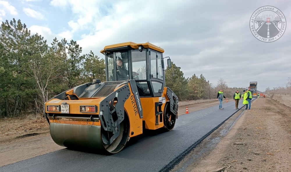 В ДНР приведут к нормативу порядка 80 км автомобильных дорог в 2025 г.  В рамках программы социально-экономического развития ДНР в 2025 году планируется восстановление автомобильных дорог регионального, межмуниципального и местного значения, общей протяженностью 65,5 км в Старобешевском, Волновахском, Дебальцевском, Амвросиевском, Тельмановском, Володарском и Шахтерском округах.  «В числе автомобильных дорог, которые планируем приводить в нормативное состояние: Доля-Еленовка, обход г. Енакиево, Кутейнико-Осыково-Петренки, Михайловка-Каменка, Осыково-Новодворское, /21К-09/-Коньково и другие. В течение года планы могут корректироваться и перечень объектов может расшириться», – отметили в ГКУ ДНР «Служба автомобильных дорог Донбасса».  На сегодняшний день работы уже ведутся на 4-х участках автодорог в Волновахском, Володарском, Тельмановском и Старобешевском округах.  Также в нормативное состояние будет приведено более 15 км улично-дорожной сети Снежного и Шахтерска.