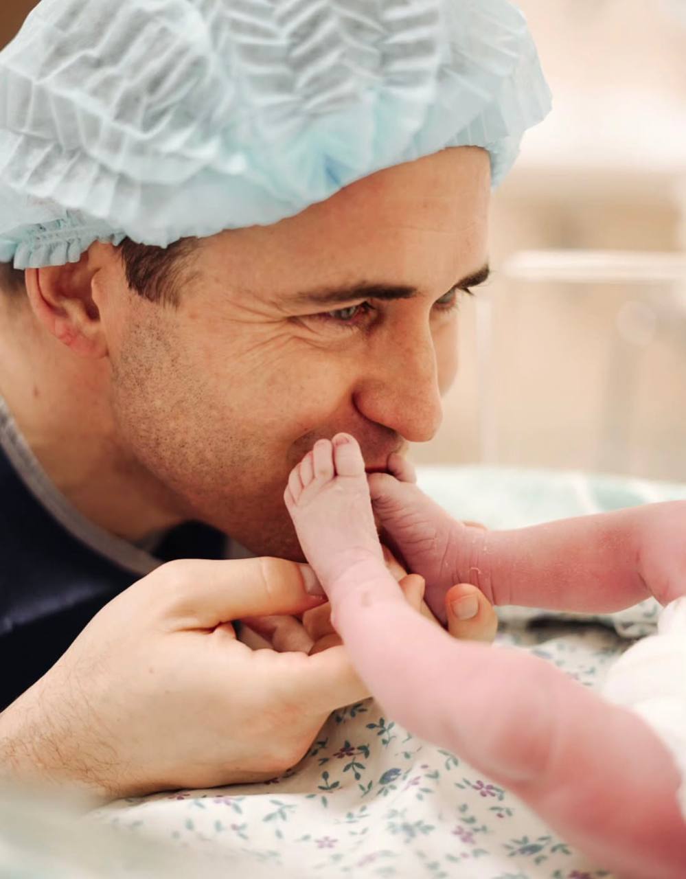 У футболиста Александра Кержакова родился четвертый ребенок об этом он сообщил в соцсетях опубликовав первое фото с малышом Самый лучший новогодний подарок в жизни от самого лучшего человека на Земле написал Александр Пол ребёнка и имя родители пока не раскрыли Напомним что Super узнал о беременности третьей жены Кержакова Евгении Ледащевой в начале декабря пара выходила из роддома Скорое пополнение в семье они не афишировали От предыдущих отношений у футболиста трое детей сыновья Игорь и Артемий и дочь Дарья Super в MAX