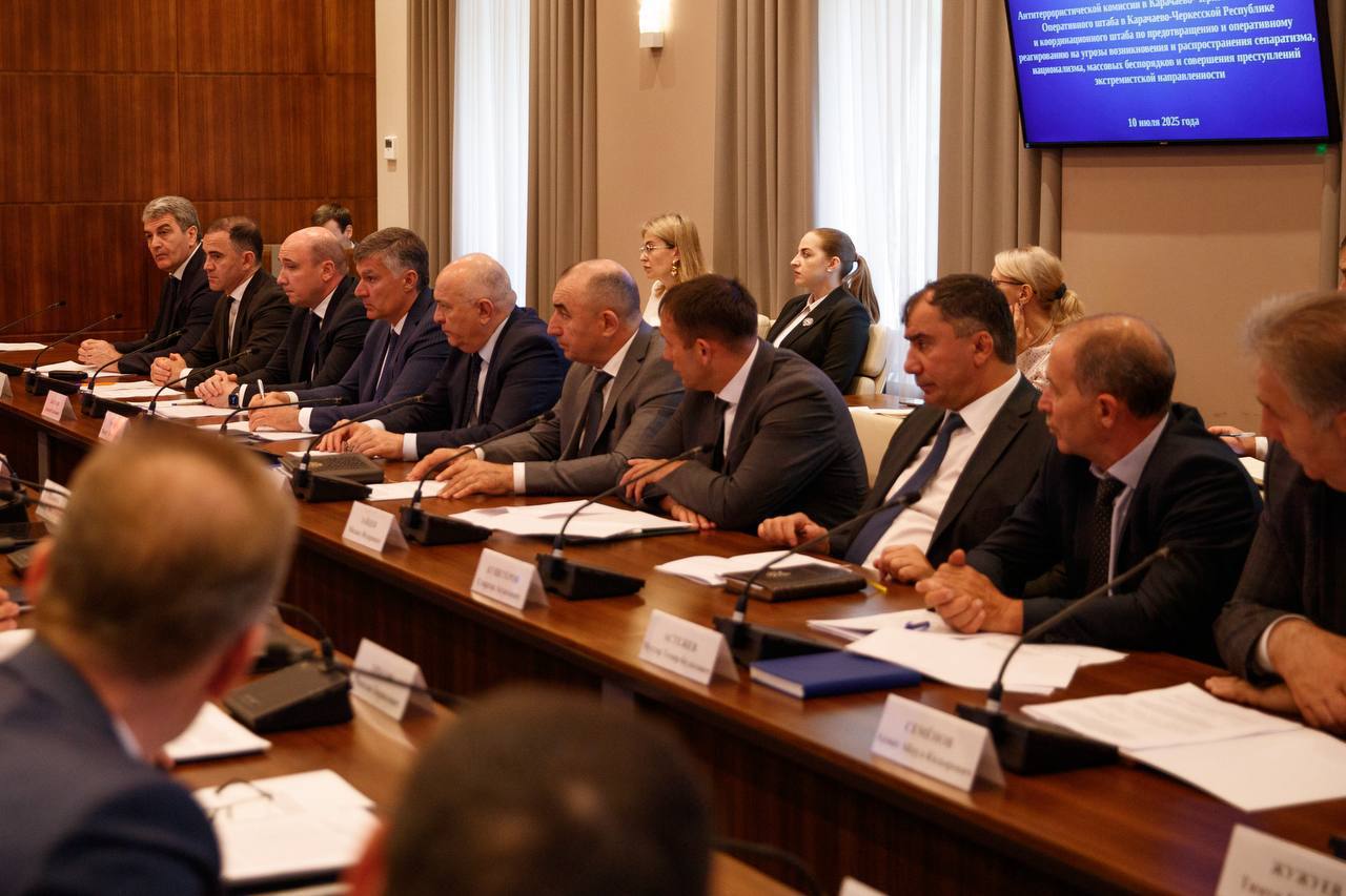 Под председательством Главы КЧР Рашида Темрезова принял участие в очередном совместном заседании Антитеррористической комиссии Карачаево-Черкесской республики, Оперативного штаба и Координационного штаба по предотвращению и оперативному реагированию на угрозы возникновения и распространения сепаратизма, национализма, массовых беспорядков и совершения преступлений экстремистской направленности. В мероприятии приняли участие Главный федеральный инспектор по КЧР Аппарата полномочного представителя Президента РФ в СКФО Тимур Макоев, прокурор республики Олег Жариков, руководители силовых и правоохранительных ведомств, а также главы органов местного самоуправления. Рассмотрели состояние работы по реализации установок Председателя Национального антитеррористического комитета, в частности по обеспечению антитеррористической защищенности объектов жизнеобеспечения, в том числе в сфере энергетики и дорожного хозяйства. Отдельное внимание уделили безопасности религиозных учреждений, обеспечению их антитеррористической защищенности. Также в ходе заседания АТК КЧР обсудили вопросы укрепления межнациональных и межрелигиозных отношений, профилактики различных проявлений экстремизма. В республике реализуется ряд мероприятий, в том числе специальных программ, которые на основе межведомственного взаимодействия направлены на обеспечение стабильности и согласия в этой сфере. Определили дополнительные меры для повышения эффективности межведомственного взаимодействия по профилактике и оперативному реагированию на возможные угрозы на территории республики. Рашид Бориспиевич отметил, что общественно-политическая ситуация в Карачаево-Черкесии стабильная. Налажено взаимодействие всех ответственных структур по обеспечению безопасности жителей и предотвращению террористических угроз. За обеспечение порядка и безопасности на массовых мероприятиях, в том числе посвященных 80-летию Победы, Глава региона вручил благодарности Министру внутренних дел по КЧР Владимиру Нефедову и начальнику Главного управления МЧС России по КЧР Александру Голоколенко.