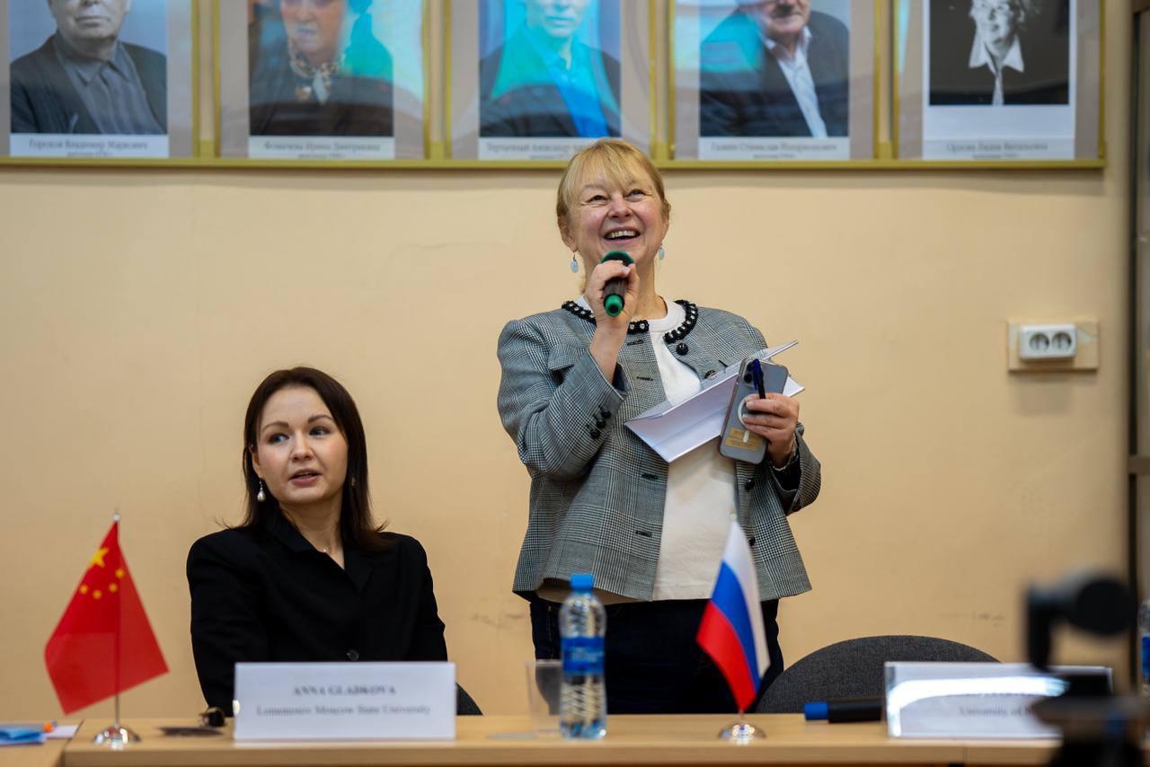 17 чтений науки  23 24 октября 2025 года на факультете журналистики МГУ имени М В Ломоносова состоялись Семнадцатые международные научные чтения в Москве СМИ и массовые коммуникации 2025  Конференция прошла при поддержке Министерства цифрового развития связи и массовых коммуникаций РФ и Национальной ассоциации исследователей массмедиа НАММИ Московские чтения открыла декан факультета журналистики профессор академик РАО Елена Вартанова Ключевым мероприятием конференции стала встреча деканов и руководителей Школ журналистики и массовых коммуникаций из университетов России и Китая Декан факультета журналистики профессор академик РАО Елена Вартанова для НОП Говоря об искусственном интеллекте в работе журналиста и медиакоммуникатора важно опираться на научные исследования которые стали неотъемлемой частью современной жизни Перед тем как давать рекомендации по использованию нейросетей в медиа нужно осмыслить этот феномен Сегодня Россия и Китай в числе мировых лидеров в области исследования траснформаций журналистского образования под влиянием искусственного интеллекта эксклюзивНОП новостиНОП НОП Научно образовательная политика