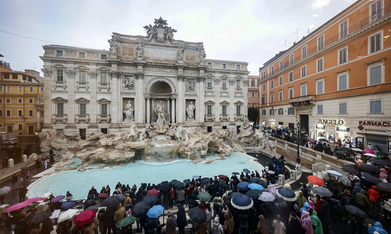 Туристам придется платить сбор в 2 чтобы подойти к римскому фонтану Треви Новое ограничение для посетителей желающих посмотреть на памятник в стиле барокко вступит в силу с 1 февраля 2026 г сообщает Reuters Объявляя об этом решении мэр Рима Роберто Гуальтьери сказал что 2 евро это не так уж много и это приведет к менее хаотичным туристическим потокам По данным мэрии Рима в настоящее время фонтан Треви посещают в среднем 30 тыс человек в день Фото Fabio Frustaci EPA ТАСС Подписывайтесь на BFM И в MAX
