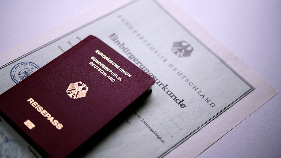 6000 евро за экзамен в Баварии раскрыли преступную схему для получения гражданства Мошенники отправляли на экзамены людей которые хорошо владеют немецким языком а не самих мигрантов претендующих на вид на жительство или гражданство На экзамены они приносили поддельные документы фотография принадлежала сдающему экзамен а личные данные тому кто хотел получить сертификат за деньги После теста они получали настоящие сертификаты которые потом использовали для получения вида на жительство или паспорта По данным полиции организатором схемы был 39 летний выходец из Ирака он уже арестован Власти говорят что по цепочке начали выходить на организаторов схемы в других землях Германии ostwest tv