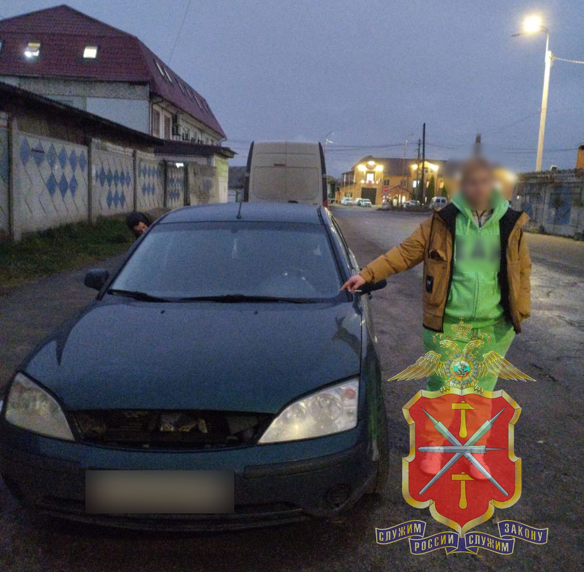 Воришка путешественница сначала украла самокат а затем угнала и Ford в Дубне  В дежурную часть полиции обратилась местная жительница Она сообщила что у нее пропал Ford Mondeo припаркованный рядом с домом на Первомайской улице  Машину вскоре нашли но только в Брянске А при просмотре камер видеонаблюдения вычислили и угонщицу Ей оказалась ранее судимая как нам стало известно за убийство и кражу 35 летняя жительница Орловской области  Значит вот как все было По нашей информации женщина работала на мусорном полигоне в Дубне В поселке она стырила самокат а затем выкинула его Потом уже ее взгляд привлек Ford она угнала его оставила в Брянске и вернулась сначала на родину затем обратно в Тульскую область  Женщину задержали в отношении нее теперь не опять а снова завели уголовное дело целых два Подписывайтесь на