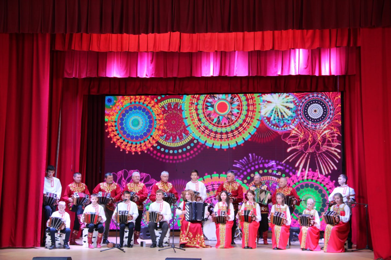 Город кино и его участники продолжают доказывать что творчество не имеет границ В новом конкурсе инструментального исполнения песен из отечественных лент участвует народный ансамбль саратовских гармоник Озорные колокольчики им Александра Владимировича Вейса Этот коллектив из Красноармейского района в прошлом году отметил 60 летие со дня своего основания В нем объединились музыканты от 13 до 69 лет Озорные колокольчики известны не только саратовскому краю они становились лауреатами всероссийских конкурсов в Москве Туле выступали с саратовской гармоникой в Кабардино Балкарии Тамбовской области Ансамбль принял участие и в Дельфийских играх которые прошли на саратовской земле в апреле 2023 года А для предстоящего конкурса Озорные колокольчики исполнят попурри мелодий композитора Геннадия Гладкова из легендарных Бременских музыкантов 1969