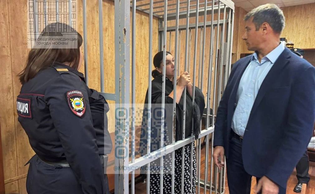 В Москве по делу о взятке арестовали профессора Сеченовского университета Амину Гараеву сообщает пресс служба столичных судов общей юрисдикции Ее обвиняют в посредничестве во взяточничестве п б ч 3 ст 291 1 Уголовного кодекса Гараеву заключили под стражу на срок до двух месяцев С сайта университета информация о Гараевой пропала Как пишет Коммерсантъ она была доцентом кафедры общественного здоровья и здравоохранения им Н А Семашко В МГМУ она преподавала медицинскую статистику а также общественное здоровье и здравоохранение Картина дня в телеграм канале РБК