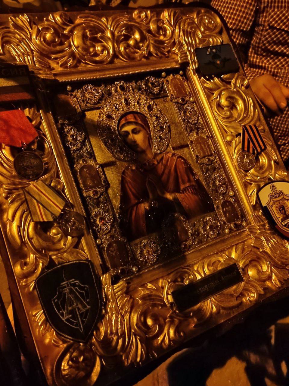 Празднование иконе Божией Матери Умягчение злых сердец Сегодня Церковь чтит образ Пресвятой Богородицы именуемый Умягчение злых сердец или Семистрельная Особое значение для нашего воинства имеет мироточивый список этого образа Донецкий явивший себя в Донбассе в 2014 году С тех пор Царица Небесная неотступно пребывает со Своим христолюбивым воинством по всей линии боевого соприкосновения Молитва перед этой иконой это прошение не только об умягчении сердец врагов но прежде всего о сохранении от ожесточения собственного сердца Не даждь нам Мати Благосердная в жестосердии нашем и от жестосердия ближних погибнути в этих словах сокрыта главная просьба воина Сохранить в себе человечность посреди жестокости боя не ответить ненавистью на ненависть в этом состоит невидимая но главная духовная победа Умягчи́ на́ша зла́я сердца́ Богоро́дице и напа́сти ненави́дящих нас угаси́ и вся́кую тесноту́ души́ на́шея разреши́ на Твой бо святы́й о́браз взира́юще Твои́м сострада́нием и милосе́рдованием о нас умиля́емся и ра́ны Твоя́ лобыза́ем стрел же на́ших Тя терза́ющих ужаса́емся Не даждь нам Ма́ти Благосе́рдная в жестосе́рдии на́шем и от жестосе́рдия бли́жних поги́бнути Ты бо еси́ вои́стину злых серде́ц умягче́ние Военный отдел Московского Патриархата