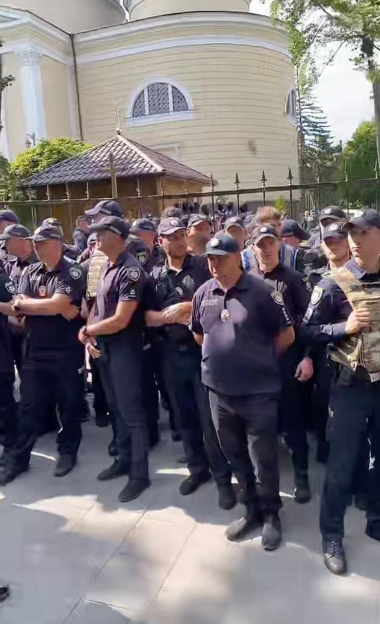 В Черновцах происходит попытка силового захвата Свято-Духовского собора УПЦ, — Союз православных журналистов На территории храма находятся полиция и люди в спортивных костюмах. Сообщается об избиении священника и диакона: у одного — глубокие рассечения головы, у другого — сломаны рёбра. Оба госпитализированы. Прихожане собора перекрыли дорогу в знак протеста. Полиция выстроилась стеной у собора и не допускает верующих на территорию. НАШИ РЕСУРСЫ: Telegram Tik-tok YouTube RUTUBE