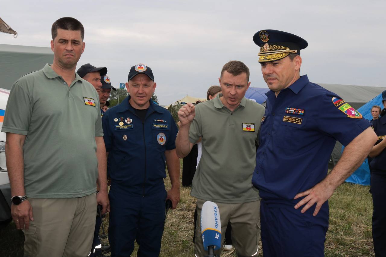 Служба спасения Краснодара приняла участие в краевых тактико-специальных учениях в Гулькевичском районе Учения состоялись вблизи водоёма Самойлова балка. Кубанская столица получила высокую оценку в рамках проверки готовности оперативных штабов к реагированию на ЧС. — Основной задачей учений стала проверка готовности оперативных служб города к реагированию на различные виды чрезвычайных ситуаций. Также оценивались взаимодействие между муниципалитетами, использование единого подхода в разных условиях риска, готовность сил и средств реагирования и командная работа по первоочередному жизнеобеспечению населения, — рассказал Виталий Казликин. Участники отработали действия при проведении аварийно-спасательных работ в условиях чрезвычайных ситуаций на воде и суше. Читайте нас: Телеграм ВК Дзен