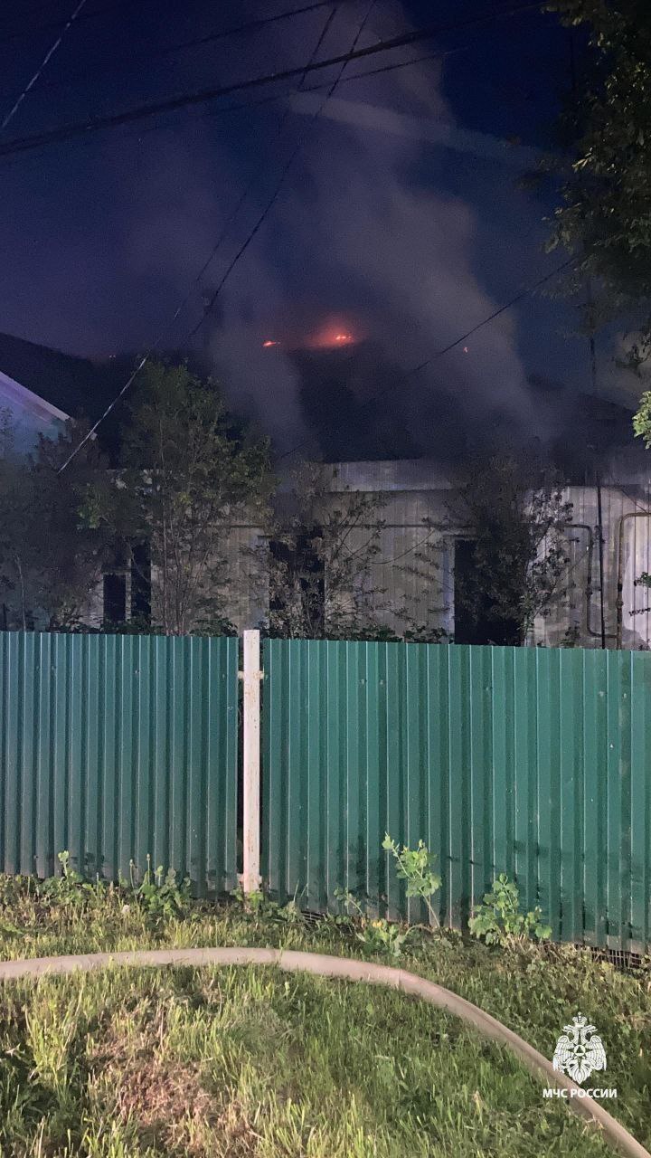 Одна женщина погибла, другая получила сильные ожоги при пожаре в Туймазинском районе В селе Дуслык загорелась квартира в трёхквартирном одноэтажном кирпичном доме, огонь быстро распространился на крышу дома. На тушение оперативно прибыли огнеборцы МЧС России, Госкомитета РБ по ЧС и добровольцы. Горение удалось ликвидировать на 112 квадратах. К сожалению, в ходе тушения обнаружена погибшая 86-летняя женщина, еще одна 63-летняя женщина с сильными ожогами экстренно госпитализирована в больницу в тяжелом состоянии. Дознавателями МЧС России совместно с экспертом испытательной пожарной лаборатории проведен осмотр места происшествия, изъяты необходимые вещественные объекты, назначена судебная пожарно-техническая экспертиза с целью закрепления криминаллистически значимых признаков и установления всех обстоятельств происшествия.
