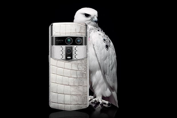 ВОЗВРАЩЕНИЕ КОМПАНИЯ VERTU ВЫПУСТИЛА ЛЮКСОВЫЙ СМАРТФОН AGENT Q ЗА 10 МЛН РУБЛЕЙ Британская компания Vertu вернулась на рынок смартфонов с новой моделью О выходе устройства сообщается на сайте фирмы Vertu была одним из главных производителей телефонов премиум класса но затем ушла с рынка Последние устройства люксового бренда вышли в конце 2010 х годов В октябре 2025 года Vertu вернулась со смартфоном Agent Q Стоимость базовой версии девайса начинается с 5 1 тысячи евро 480 тысяч рублей и заканчивается 104 тысячами евро почти 10 миллионов рублей Аппарат выделяется корпусом из стали некоторые внутренние детали изготовлены из золота Снаружи устройство Vertu отделано кожей аллигатора Каждый смартфон собирается вручную Владельцу аппарата доступен круглосуточный консьерж сервис Продают новые девайсы только в лондонском универмаге Harrods Agent Q получил 6 02 дюймовый AMOLED экран с частотой 120 герц Гаджет имеет флагманский процессор Snapdragon 8 Elite Supreme 16 гигабайт оперативной и 1 терабайт встроенной памяти На задней панели телефона расположена тройная камера с объективами разрешением 64 50 и 50 мегапикселей Устройство получило аккумулятор емкостью 5565 миллиампер часов и проводную зарядку мощностью 65 ватт Фото Vertu аврорамедиа хайтек Telegram экосистема АВРОРА МЕДИА МЕДИА НОВОСТИ РЕГИОН ЛАЙФ СПОРТ ГЕРЛЗ ХАЙТЕК ПЕРСОНЫ ИНСАЙД КРИМИНАЛ МОЛОДОСТЬ LIVE АВРОРА МЕДИА YOUTUBE RUTUBE