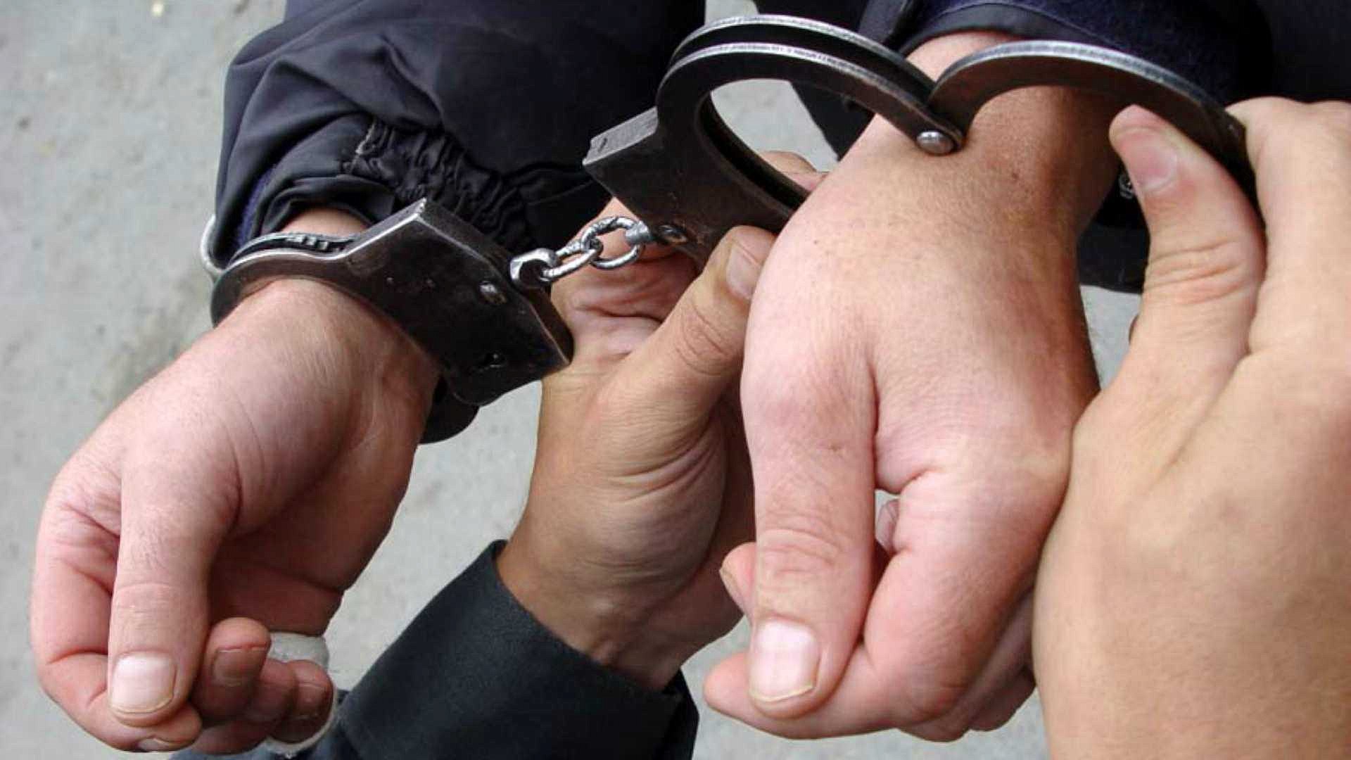Двух уголовников из подмосковного Чехова задержали за грабёж Стражи порядка задержали двоих жителей муниципального округа Чехов по подозрению в ограблении частного дома. Об этом сообщает пресс-служба подмосковного главка МВД. Как уточняется, с заявлением о краже в полицейское управление Серпухова обратился 40-летний местный житель. Он сообщил, что из его дачного дома пропали деньги, ювелирка и часы на общую сумму более 1,2 млн рублей. Полиция установила, что злоумышленники проникли в жилище, отжав окно гвоздодёром. Вскоре были установлены и подозреваемые. «В результате оперативно-розыскных мероприятий сотрудники Управления уголовного розыска ГУ МВД России по Московской области совместно с коллегами из городских округов Серпухов и Чехов, при силовой поддержке Росгвардии задержали ранее судимых жителей г.о. Чехов в возрасте 43 лет и 61 года», – пояснила начальник управления информации и общественных связей ГУ МВД России по Московской области Татьяна Петрова. Правоохранители возбудили уголовное дело о краже по ст. 158 УК РФ. Расследование продолжается.