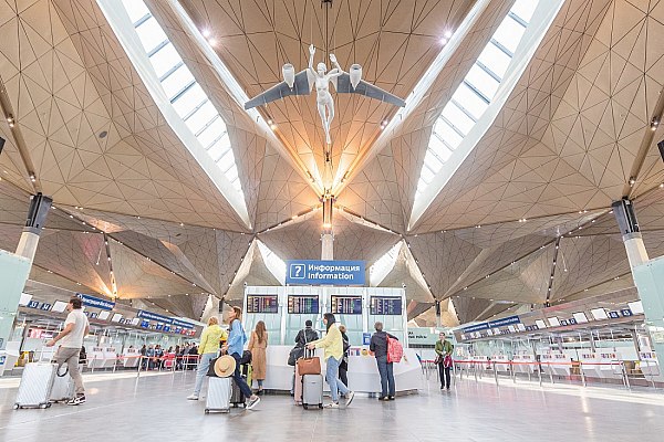 Пассажиропоток в Пулково на московском направлении в 2025 году снизился на 15 Пассажиропоток в петербургском аэропорту Пулково на московском направлении в этом году снизился на 15 Это связано с временными ограничениями которые вводились в авиагавани для обеспечения безопасности полетов из за угрозы БПЛА рассказала на международном туристском форуме Travel Hub Приезжай Зима директор по авиационной коммерции компании Воздушные ворота Северной столицы ВВСС оператор аэропорта Пулково Асият Халваши Об этом сообщает ТАСС По международке у нас идет большой прирост а по внутренним направлениям у нас идет небольшое падение потому что это больше связано с коврами и падает направление московское Оно падает процентов на 15 сказала Халваши aviaru net n290749