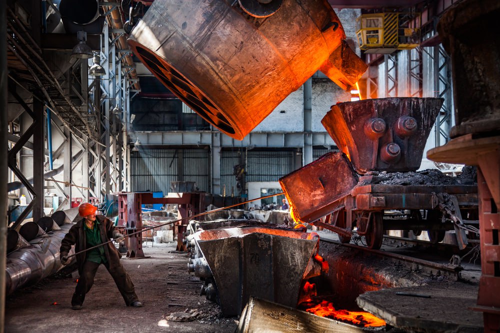 Германия теряет до 10 тыс рабочих мест в месяц металлургия и электротехника уходят в минус Глава объединения Gesamtmetall Оливер Цандер заявил что в 2026 году отрасль потеряет десятки тысяч позиций налоги энергия и фонд оплаты труда сделали производство в ФРГ убыточным для большинства компаний С октября прошлого года занятость падает 21 месяц подряд на конец октября 2025 года в секторе числилось 3 816 млн человек Цандер призвал правительство и ЕС к масштабному сокращению бюрократии в этом году Еврокомиссия установила рекорд по количеству обязательных нормативных актов Решение о разгрузке регуляторной среды планируется принять 13 февраля 2026 года на встрече глав государств и правительств ЕС