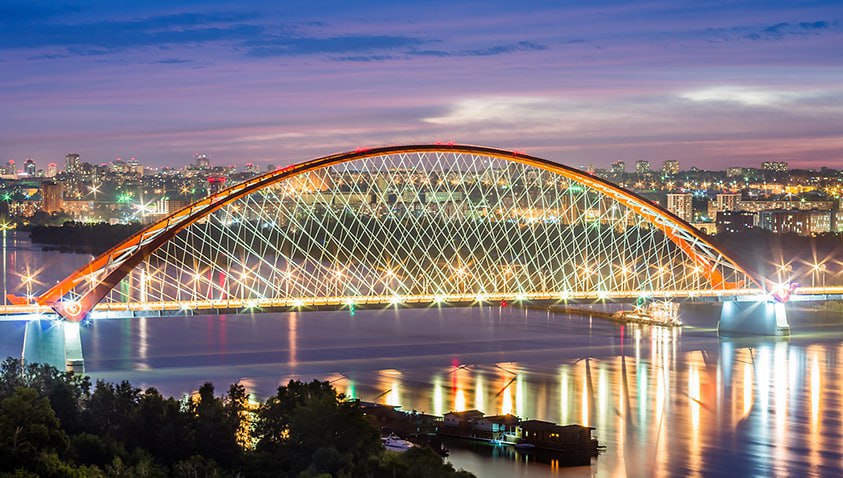 Архитектурная подсветка Бугринского моста в Новосибирске будет восстановлена она не работает с 2016 года Чтобы мост вновь засветился установить более 70 светильников и проложить около 5 километров кабеля Все работы обойдутся примерно в 20 миллионов Губернатор Андрей Травников выразил готовность помочь в решении проблемы Сегодня специалисты мэрии изучили этот вопрос готовят предложения по восстановлению этой подсветки Такая визитная карточка Новосибирска как Бугринский мост должна радовать и днём и ночью При поступлении соответствующих предложений поручу региональному минфину оказать помощь городу чтобы восстановить подсветку Пусть мост снова засияет