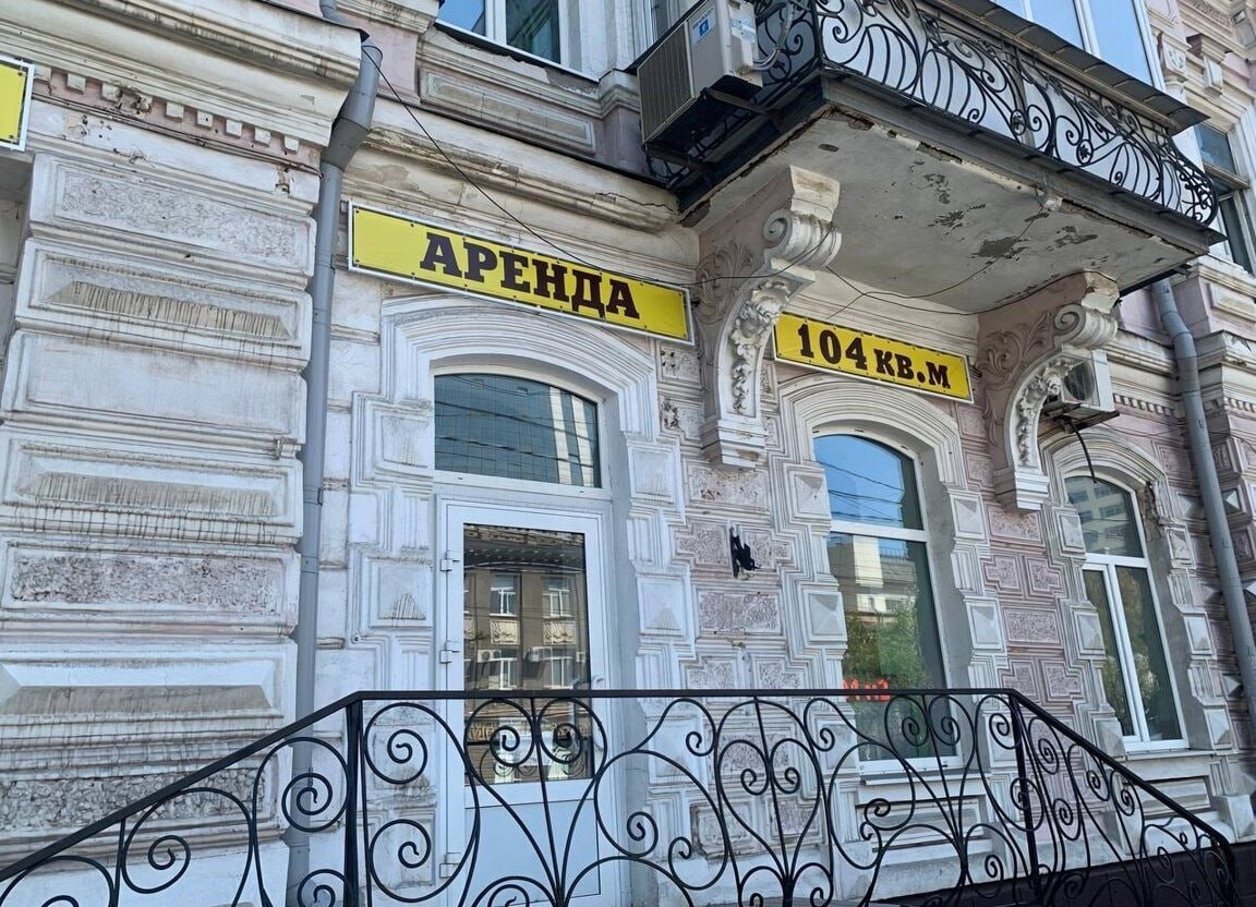 Ростовский рынок коммерческой недвижимости демонстрирует рекордный рост В октябре 2025 года объем предложения офисов в сегменте продаж вырос на 113 по сравнению с аналогичным периодом прошлого года сообщил ДОМОСТРОЙДОН РУ управляющий директор категории Коммерческая недвижимость Авито Олег Изотов При этом спрос на аренду офисов также показал значительный рост на 65 за год По данным Авито средняя цена аренды в Ростове составляет около 1000 рублей за квадратный метр domostroyrf