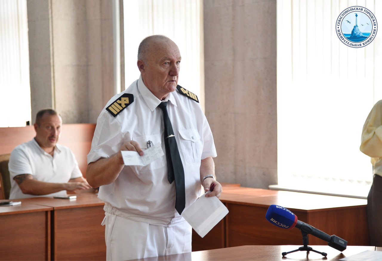 Состоялась жеребьёвка по распределению бесплатного эфирного времени и печатной площади      4 августа состоялась жеребьёвка по распределению бесплатного эфирного времени и печатной площади для проведения предвыборной агитации на телевидении, радио и периодических печатных изданиях между зарегистрированными кандидатами на должность Губернатора города Севастополя.  Графики предоставления бесплатного эфирного времени утверждены на 57 заседании Севастопольской городской избирательной комиссии. С ними можно ознакомиться по ссылке.