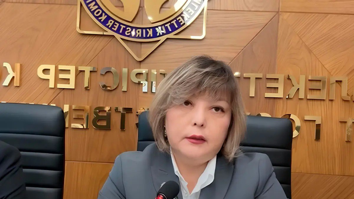 Налоговая назвала условие, из-за которого многим казахстанцам придется сдать декларацию  Сегодня выяснилось, что не только разовая покупка дорогих квартиры или машины может повлечь за собой обязанность сдать налоговую декларацию.  Оказалось, что речь идет в том числе и о сумме всех этих покупок. Объяснила как работает механизм Дина Кусаинова, руководитель управления администрирования доходов физических лиц Комитета госдоходов.  — Если вы в прошлом году приобрели квартиру, машину — и все это в совокупности превышает 20 000 МРП, тогда вы обязаны будете представить декларацию и в ней указать источники на приобретение данного имущества, — объяснила Дина Кусаинова, руководитель управления администрирования доходов физических лиц Комитета госдоходов.  Также Дина Кусаинова предупредила казахстанцев о новом штрафе в 400 тысяч тенге, который будут выписывать без предупреждения — подробности тут.