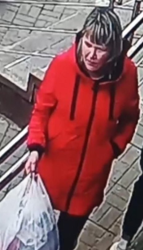 ‼ Полиция ищет женщину, подозреваемую в краже из магазина. Хищение продуктов было совершено из магазина на улице Р. Юровской, 2А, в Кирове. Действиями неизвестной причинён ущерб на сумму более 3 тысяч рублей. У полицейских есть основания полагать, что к совершению хищения причастна женщина на фото. Информацию о ней просят сообщить в полицию по телефонам: 56-60-20, 51-96-20 или 02 102 с мобильного телефона .