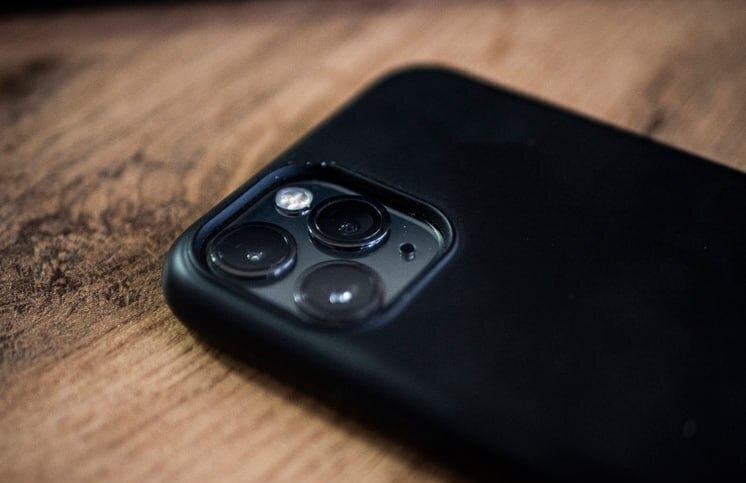 ФСБ задержала забайкальских хакеров торговавших данными с Госуслуг В Забайкалье нейтрализована преступная группа которая массово взламывала личные кабинеты россиян на портале Госуслуги Для развития нелегального бизнеса преступники создали специальный сайт На этой площадке они рекламировали свои услуги и искали новых сообщников В ходе задержания у них была изъята компьютерная техника На ней обнаружены обширные базы персональных данных граждан образцы вредоносного ПО и инструкции по организации мошенничеств Подпишись на нас в MAX Отправь свою новость