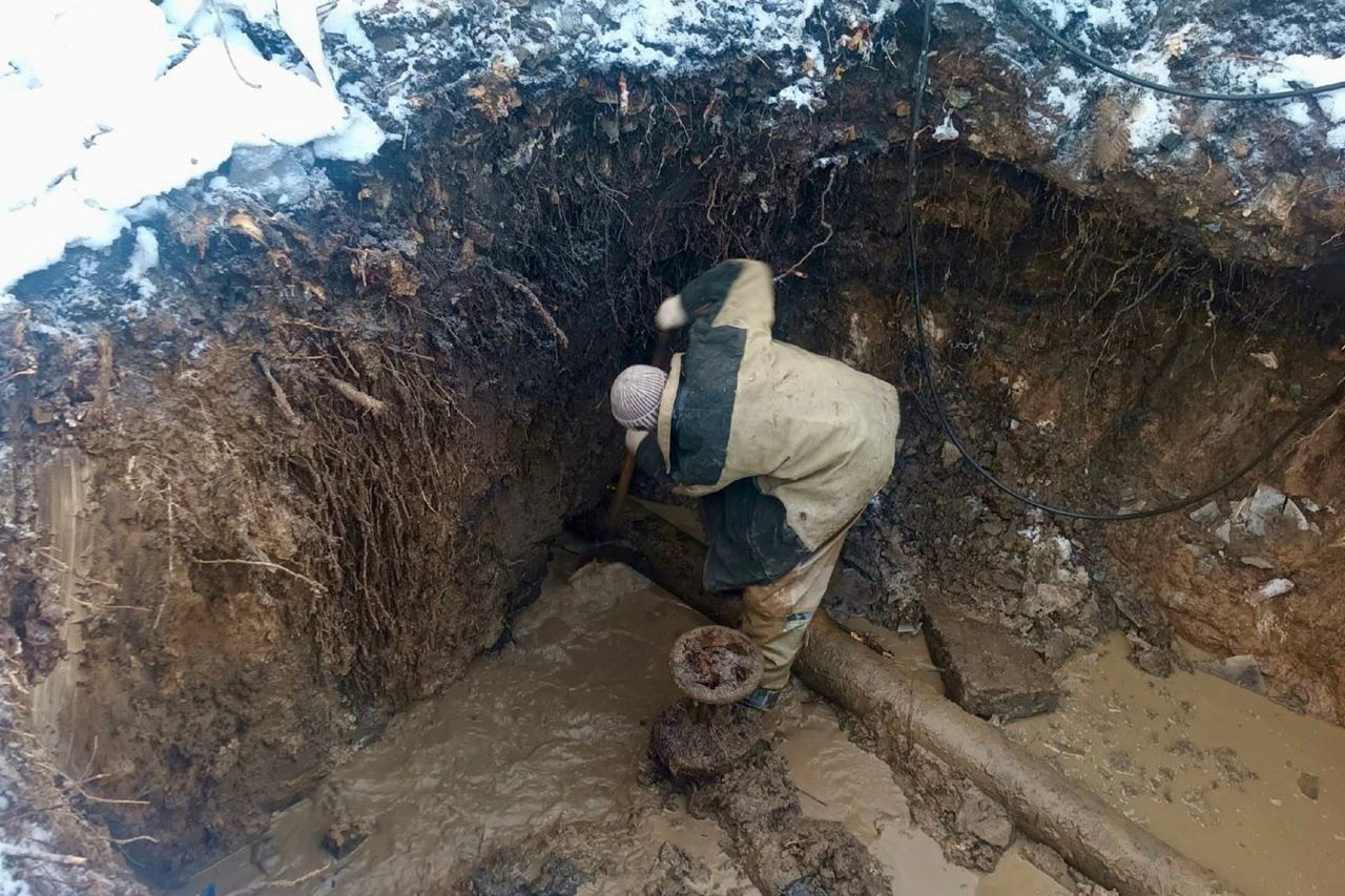 В Коркино и Розе полностью отключили воду из-за аварии  Об этом сообщили в местной администрации. Водоснабжение прекратили с 9:00. Это необходимо для устранения прорыва на магистральном водопроводе. Сложность заключается в том, что авария произошла на участке, который проходит непосредственно под домом №21 на улице Мира.   Накануне коммунальщики перекрыли три задвижки, произведя частичное отключение на четырех улицах, и начали ремонт, но решить вопрос таким образом не удалось. Поэтому было принято проложить новый участок водовода в обход, а старый исключить из эксплуатации.  "Необходимо произвести отключение воды, так как требуется сбросить давление и воду из системы", — пояснили в администрации Коркинского муниципального округа.  Закончить работы планируют к 17:00, при этом после восстановления возможно локальное снижение давления в домах на улицах Цвиллинга, Маслова, 9 Января и на проспекте Горняков.    Фото: администрация Коркинского муниципального округа    Вести Южный Урал   Челябинск