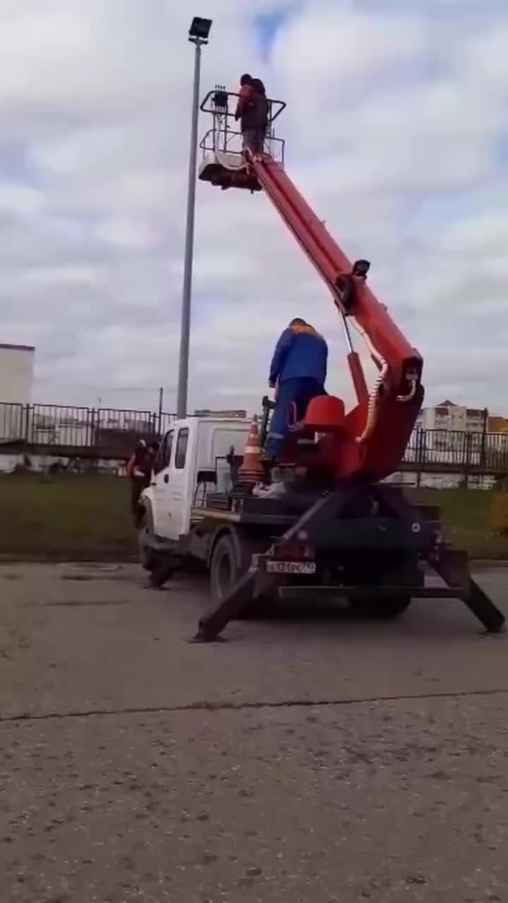 Обновление футбольных полей и освещения в Омске и Истре