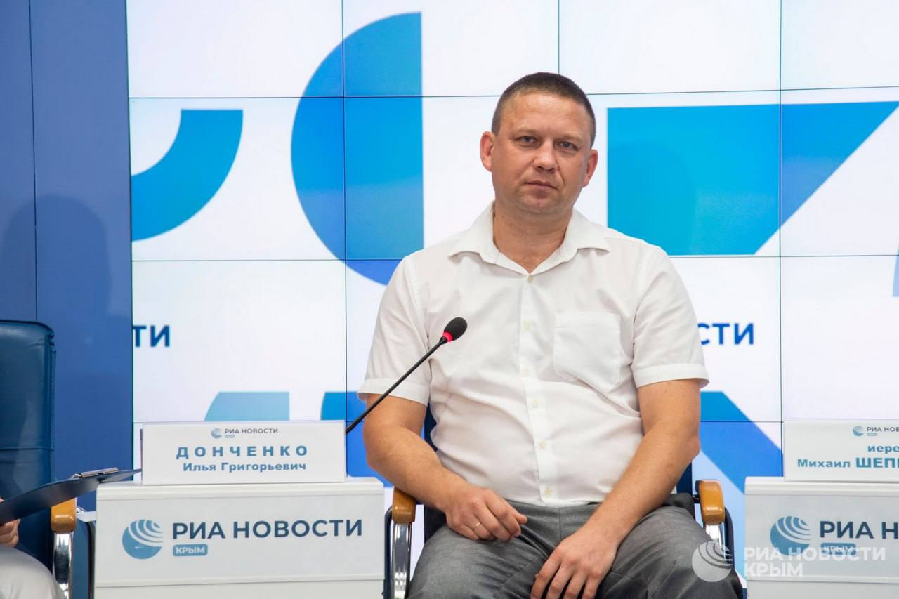  В крымских школах уделяют особое внимание теме семьи. Об этом в пресс-центре РИА Новости Крым рассказал замминистра образования, науки и молодежи республики Илья Донченко. Детям прививают ценности, необходимые для создания благополучной семьи, в рамках внеурочного курса. Им рассказывают о роли и важности семейных отношений и верности. В числе тех, кто делятся знаниями с ребятами, – представители духовенства. "Семья – это основа любого общества. Чем крепче она, тем крепче государство", – подытожил Донченко в рамках пресс-конференции, приуроченной ко Дню семьи, любви и верности. 2 4 ⏹5 6
