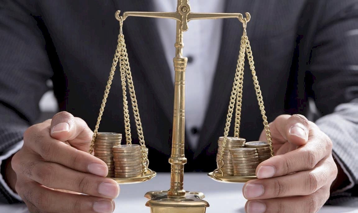 Бюджет Амурской области сбалансирован и социально ориентирован Президент России Владимир Путин во время прямой линии отметил важность сбалансированности бюджета Нам удалось сбалансировать бюджет Причем качество этой балансировки находится на уровне 2021 года И это очень важный показатель устойчивости экономики и финансовой системы страны Это значит что нам в полном объеме удастся решать вопросы связанные с выполнением социальных обязательств перед населением решать вопрос о развитии в рамках национальных проектов достигать цели технологического развития и обеспечить безусловно потребности вооруженных сил отметил глава государства В Приамурье бюджет на 2026 год сбалансирован и сформирован с объемом расходов в 149 6 млрд рублей исходя из оценки доходов 147 9 млрд рублей и дефицита бюджета в 1 7 млрд рублей Доля расходов носящих социальный характер расходы на образование культуру здравоохранение социальную политику физическую культуру и спорт составляет более 50 В 2026 году на социальные расходы планируется направить 76 млрд рублей из них 20 млрд рублей на меры социальной поддержки амурчан На ближайшие 3 года в полном объеме учтены все социально значимые расходы Среди них в частности повышение зарплат работникам бюджетного сектора экономики предоставление мер соцподдержки в том числе семьям с детьми а также участников СВО и членов их семей Подписывайтесь на новости Амурской области в МАХ