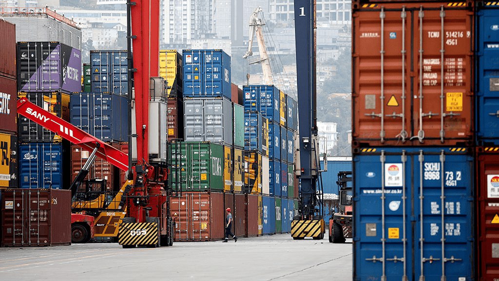 Новости среды Внешнеторговый оборот России в 2025 году сократился на 2 8 до 697 3 млрд Владелец Вкусно и точка Александр Говор заявил что McDonald s вряд ли реализует опцион на обратный выкуп российского бизнеса В 2026 году доля затрат на ИТ в общем объёме операционных расходов крупнейших банков может достигнуть 29 и приблизиться к 2 трлн рублей прогнозируют Эксперт РА vc ru money 2732207