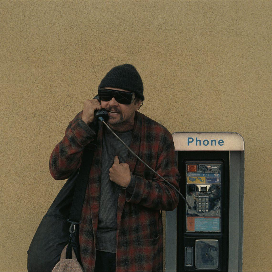 Леонардо Ди Каприо обеспокоен будущим кинопроката Актёр считает что кинотеатры рискуют превратиться в нишевое развлечение для ценителей повторив судьбу джаз клубов Сначала документальные фильмы исчезли из кинотеатров а теперь и драматическим достаётся мало времени Люди ждут их на стриминговых платформах Я не знаю что и думать Похоже что искусство большого экрана окончательно проигрывает домашнему уюту   Хотя редакторка канала Полина обожает ходить в кинотеатры особенно сейчас когда в залах действительно мало людей А у вас как с этим