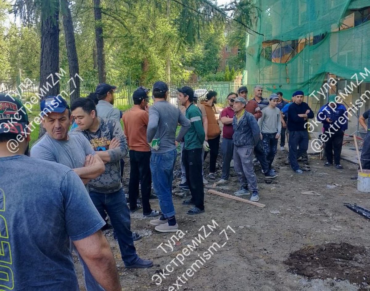 Тульские силовики совершили очередные рейды по местным стройкам: поймано с десяток нелегальных мигрантов В Туле сотрудники правоохранительных органов провели рейды по нелегалам. Силовики прошлись по стройкам Пролетарского и Ленинского районов. Правоохранители также посетили швейный цех в Привокзальном районе. ↗ Прислать новость Подписаться