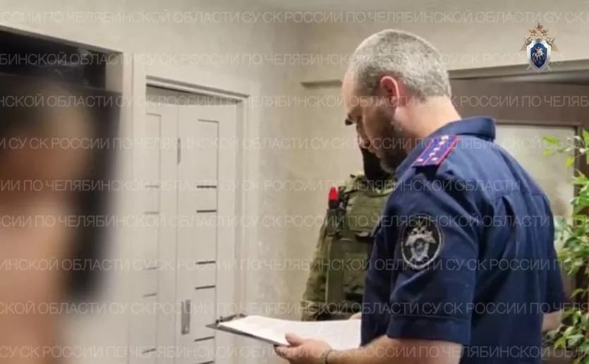 Инспектор безопасности дорожного движения из Озёрска подозревается в превышении должностных полномочий По версии следствия, 11 апреля этого года инспектор, действуя из личной заинтересованности и желая поддержать деловые отношения со знакомым, незаконно получил доступ к информационной базе данных МВД России. Он собрал сведения о физическом лице и передал их своему знакомому. Преступление было выявлено сотрудниками регионального УФСБ России. Сейчас они осуществляют оперативное сопровождение уголовного дела. ПОДРОБНЕЕ URALPRESS.RU