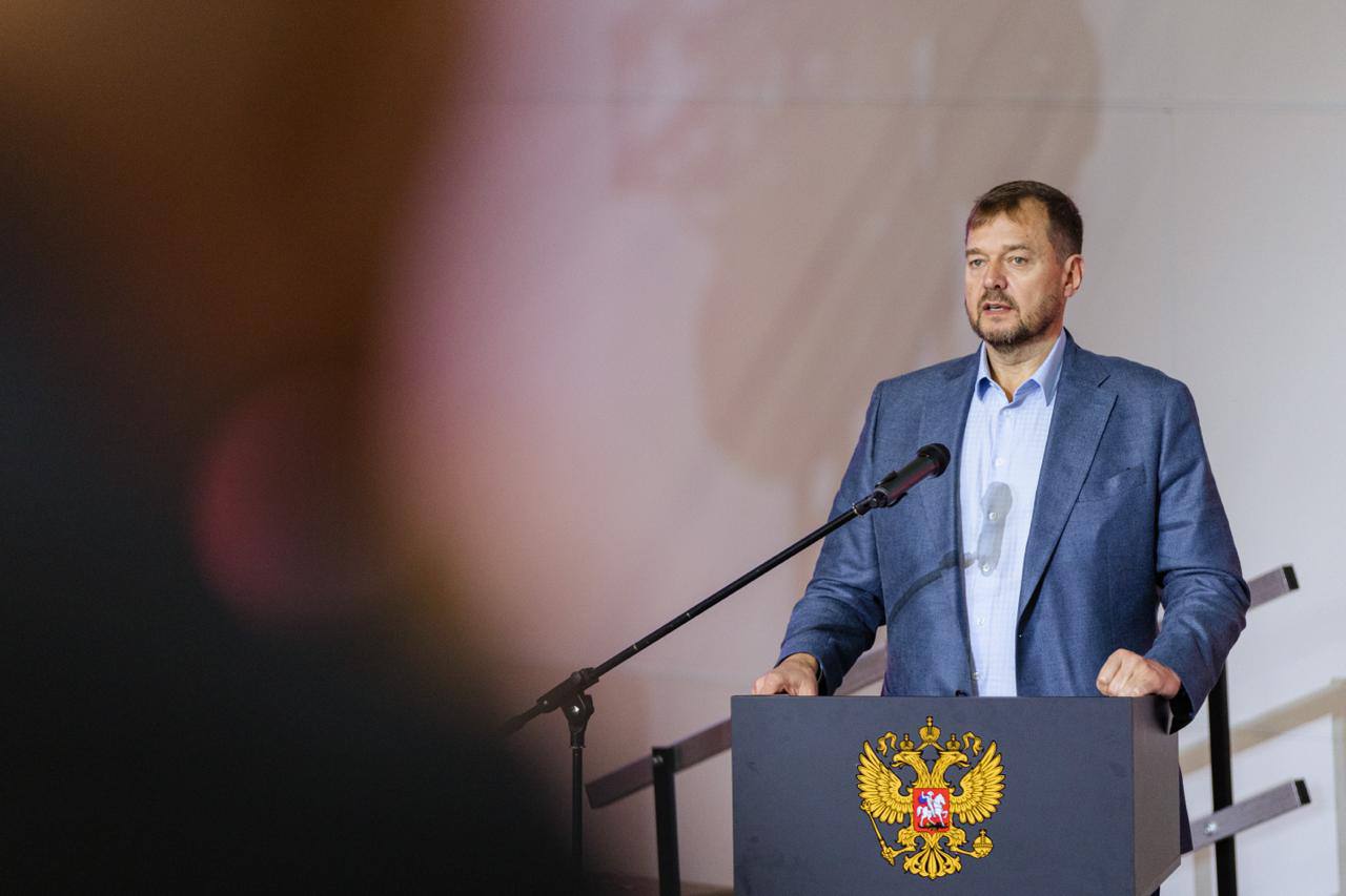В Запорожской области стартовал межведомственный семинар-форум «Особенности организационной работы органов власти и управления муниципальных образований в условиях военного положения». Это большой межведомственный семинар, в первую очередь направленный на коммуникацию исполнительных органов власти с силовыми ведомствами, с участием представителей Росгвардии. На форуме внимание будет уделено прямому диалогу по всем возникающим вопросам, реагированию в условиях чрезвычайных ситуаций, выработке конкретных решений по укреплению комплексной безопасности Запорожской области с учетом накопленного опыта в рамках российского правового поля. Органы местного самоуправления играют ключевую роль в обеспечении повседневной жизнедеятельности населения и в защите его интересов, находясь на переднем крае в любых кризисных ситуациях. И важно, чтобы муниципальные образования в полной мере реализовывали свои полномочия в условиях действующего режима максимального реагирования, а также разрабатывали и внедряли совместно с органами военного управления и федеральными структурами комплексные программы по обеспечению региональной безопасности. Вооруженные формирования противника не оставляют попыток атаковать гражданскую инфраструктуру Запорожской области, включая и прифронтовые, и удаленные от линии боевого соприкосновения районы, и наша задача – оперативно реагировать на любые вызовы. Решение любых внештатных ситуаций напрямую зависит от общей эффективности органов власти, от профессионализма каждого и слаженной совместной работы – только при этих условиях мы сможем значительно повысить уровень защищенности и комплексной безопасности региона. Благодарю Министерство региональной безопасности Запорожской области, Военную комендатуру Запорожской области, Главное управление МВД России по Запорожской области, Главное управление МЧС России по Запорожской области, Администрацию Губернатора и Правительства Запорожской области за организацию и участие в проведении форума по наиболее актуальным для нас вопросам в условиях военного положения.