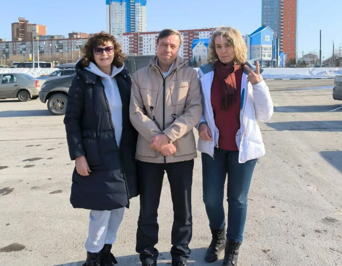 В Пермском крае возбуждены два новых дела о донатах ФБК Их жертвами стали жена юриста Артема Файзулина Ирина и активистка из Березняков Елена Гусева пишет Пермь 36 6 Напомним впервые о схеме преследовании за донаты ФБК которые россияне совершали в американское юрлицо организации с августа 20021 по март 2022 года Сота рассказала в феврале С тех пор ФБК отказался не только взять ответственность за убеждение россиян в безопасности донатов бывших прозрачными для российских силовиков но и предупредить своих донаторов Приватно юридическая служба ФБК подтверждает что единственный выход для тысяч донаторов эмиграция но даже после нее в письмах в миграционные службы отказывается признать факт преследования именно за донаты Задержанные рядом с мужем Файзулиной Фото соцсети
