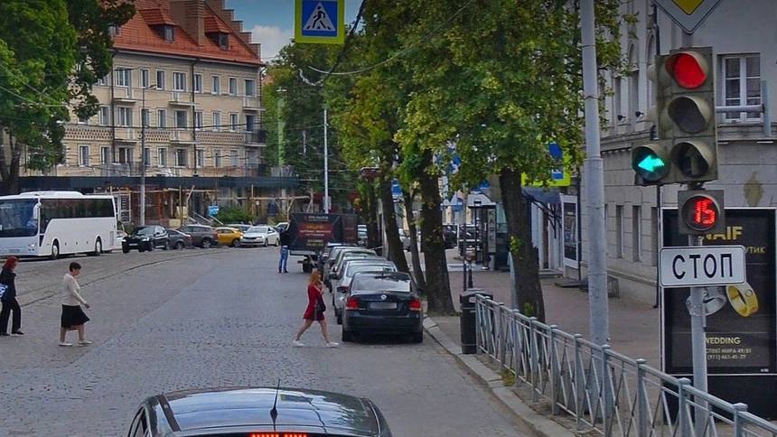 В Калининграде переделают спорный светофор возле Зари После очередной замены регулятора на пересечении проспекта Мира и Леонова с основного сигнала исчезла контурная стрелка Согласно пункту 6 4 ПДД она позволяет водителям понять что есть дополнительные секции светофора которые разрешают двигаться в определённых направлениях Главное же становится ясно что именно регулирует основной сигнал Сейчас водители путаются одни ждут включения секции чтобы повернуть на Леонова а другие нет Сотрудники ГАИ не штрафуют никого ограничиваясь предупреждением Как сообщили в Госавтоинспекции в декабре подрядчик обслуживающий калининградские светофоры завершит размещение подобных контурных стрелок