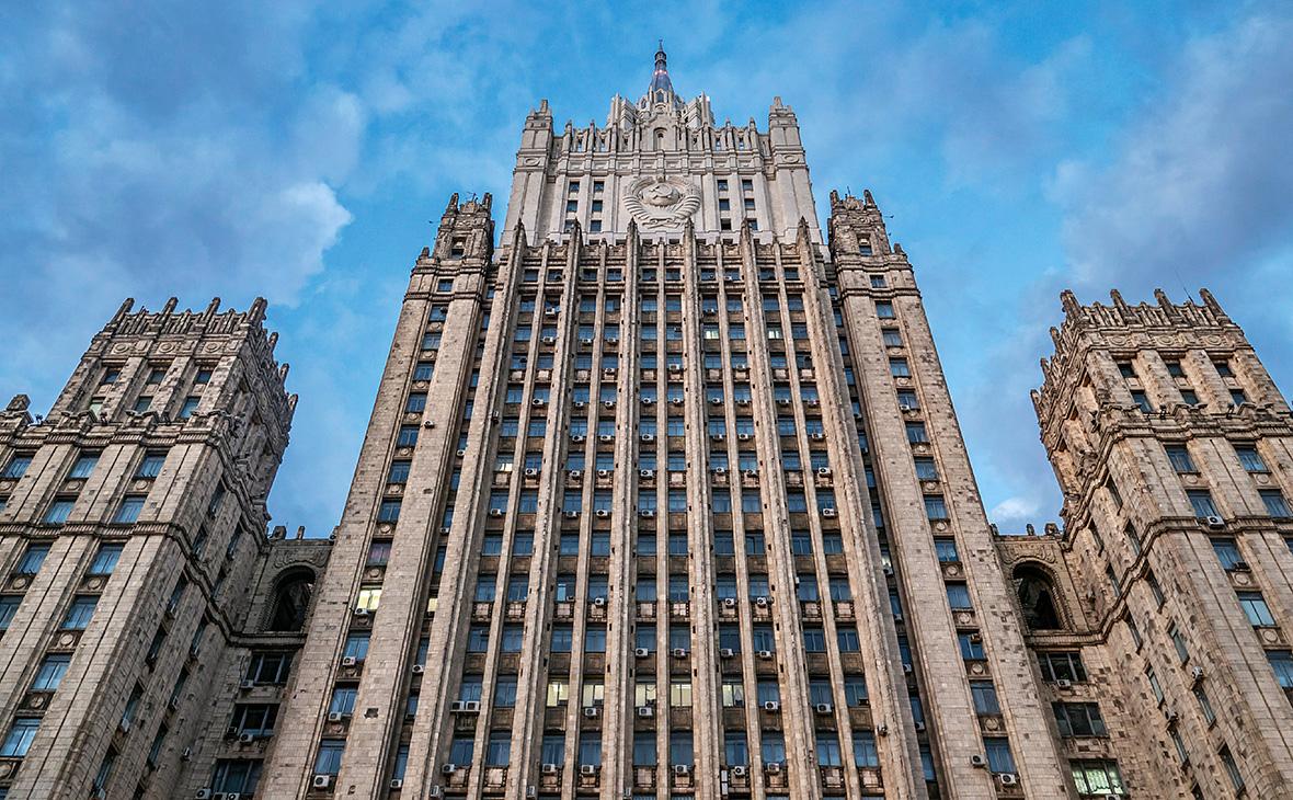 Россия настроена на нормализацию отношений с Грузией заявил МИД Москва всерьез настроена на нормализацию отношений с Грузией Россия всерьез настроена на нормализацию отношений с Грузией Главное чтобы Грузия не становилась разменной монетой в антироссийских играх сообщил директор Четвертого департамента стран СНГ МИД Михаил Калугин Тбилиси демонстрирует здоровый прагматизм тенденцию к многовекторности во внешних делах добавил он В частности напомнил Калугин Грузия не стала вступать в антироссийскую санкционную коалицию отвергла навязываемый ей извне безрассудный сценарий открытия второго фронта против России В этой связи позволим себе процитировать председателя парламента Грузии Шалва Папуашвили который заявил что только если РФ признает территориальную целостность Грузии эти отношения могут быть восстановлены А также напомнить о горьких уроках нормализации отношений с АзССР которая демонстрировала не менее здоровый прагматизм тенденцию к многовекторности во внешних делах