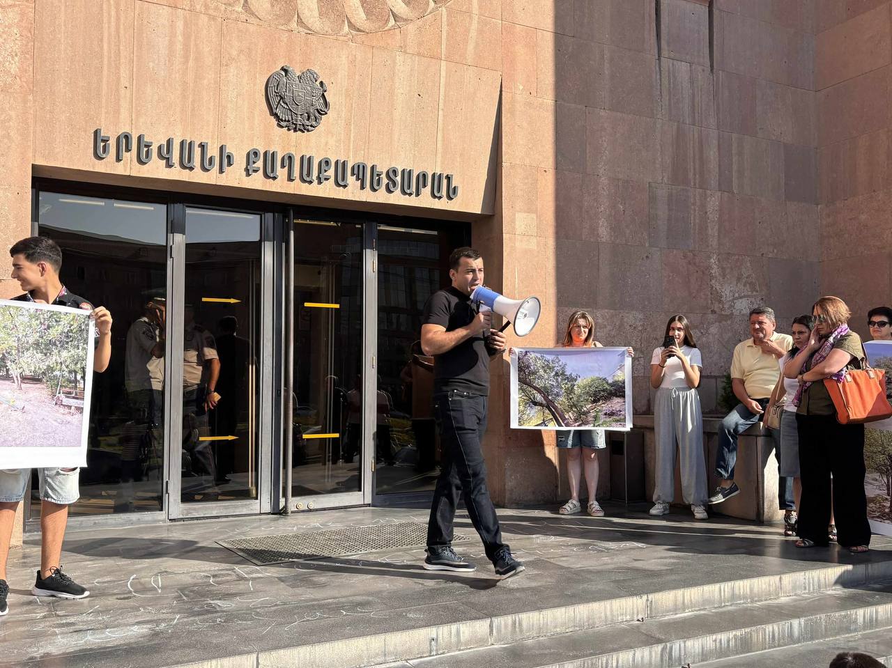 Жители дома по адресу проспект Гая 45 в Ереване проводили акцию протеста перед мэрией требуя встречи с мэром Авиняном Жители выступают против строительства многоэтажного здания в их дворе на территории детской площадки