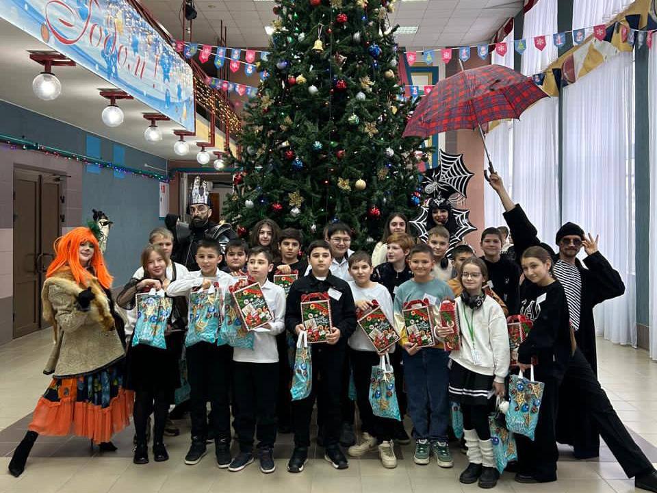 В этом году сохраняем добрую традицию все ученики 1 4 классов школ Ставрополья получат сладкие новогодние подарки Это более 130 тысяч ребят Отдельно предусмотрены 8 тысяч подарков от Деда Мороза для детей участников СВО и ребят из социально незащищенных семей их вручат на краевых и муниципальных елках Средства из бюджета уже выделены Важно чтобы подарки были не только вкусными но и безопасными Поручил краевому Минобразования держать весь процесс закупки на особом контроле В наборы войдут только свежие кондитерские изделия от проверенных производителей Пусть каждый ребенок почувствует настоящую атмосферу праздника и радости Подписывайтесь на мой канал в MAХ