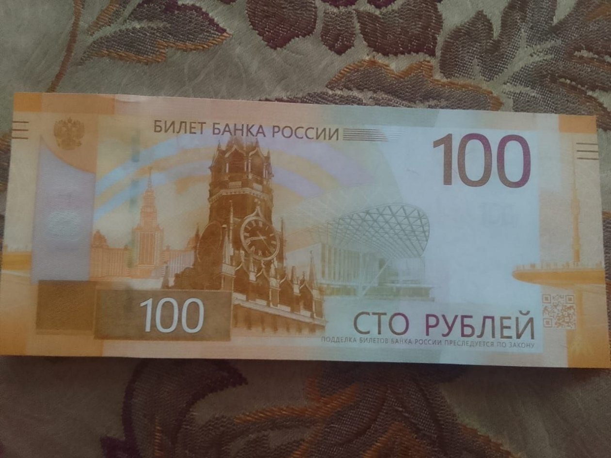 За год на Ставрополье выявили 131 фальшивую купюру Чаще всего встречаются фальшивые деньги номиналом 5 тысяч рублей В местных банках нашли 72 такие купюры в 2024 году их было 86 сообщили в Отделении Ставрополь Южного ГУ Банка России В минувшем году стали привычны в обороте банкноты номиналом 100 и 5000 рублей с новым дизайном в декабре была выпущена обновленная банкнота 1000 рублей Модернизированные банкноты содержат усиленный защитный комплекс и надежно защищены от подделывания пояснил управляющий Отделением Ставрополь Южного ГУ Банка России Георгий Тикунов А как подделывали купюры раньше Подробности нелегального процесса раскрыл Фальшивомонетчик 1 История легендарного афериста из Ставрополя Виктора Баранова ПОДПИШИСЬ Прислать новость