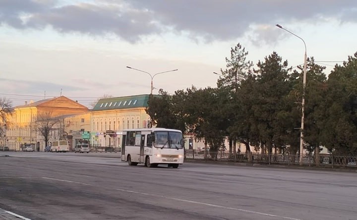 В Новочеркасске изменят три маршрута городских автобусов  Городская комиссия по организации пассажирских перевозок приняла решение изменить маршруты трёх городских автобусов.   Маршрут автобуса №6 будет продлён вдоль Нового кладбища по улице Ростовский выезд до места захоронения участников СВО.  Автобусы №21 и №50А, по обращению перевозчика, начнут ходить через улицу Московскую, сообщает telegram-канал Новочеркасской гордумы.   Подробнее в материале. #новости #Новочеркасск