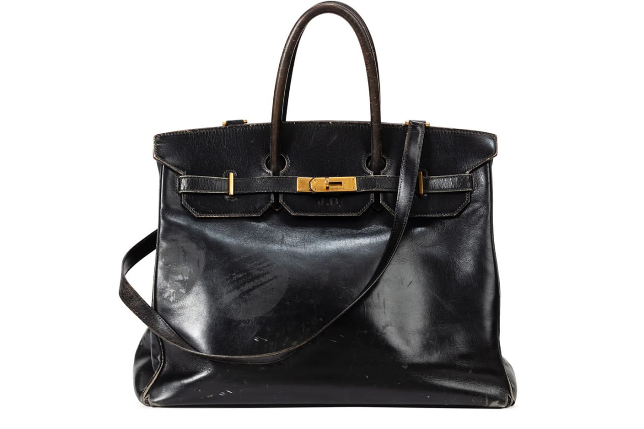 Первую сумку Hermès Birkin выставили на торги Модель будет продана с молотка в Париже 10 июля 2025 года и станет главным лотом тематических торгов «Иконы моды», сообщает CNN со ссылкой на заявление аукционного дома Sotheby’s. Вместительная сумка с седловидным швом, на создание которой генерального директора Hermès Жана-Луи Дюма вдохновила актриса и певица Джейн Биркин при случайной встрече в самолете, сшита полностью из натуральной черной кожи. «В мире моды бывают редкие моменты, когда объект выходит за рамки тенденций и становится легендой. Оригинальная сумка Birkin Джейн Биркин — именно такой момент», — заявила руководительница отдела сумок и моды Sotheby’s Моргана Халими. По ее словам, эта сумка находится в одном ряду с «другими исключительными предметами», такими как корона и плащ Фредди Меркьюри или красный свитер принцессы Дианы с орнаментом в виде овец. CNN спросил у Sotheby’s, какую сумму аукционный дом рассчитывает выручить за сумку, но не получил ответа : Sotheby s