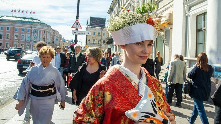 Генконсульство Японии в Петербурге смягчило требования к получению виз  Япония упростит получение визы для туристов из Петербурга, с 17 февраля отменяется требование о бронировании и оплате отеля, сообщается на сайте дипмиссии.  Таким образом, с 17 февраля 2025 года туристам достаточно указать места проживания в "программе пребывания", но без необходимости подтверждать их бронью. При этом адреса отелей, где остановится турист, останутся обязательной частью анкеты.  Автор фото: Тихонов Михаил