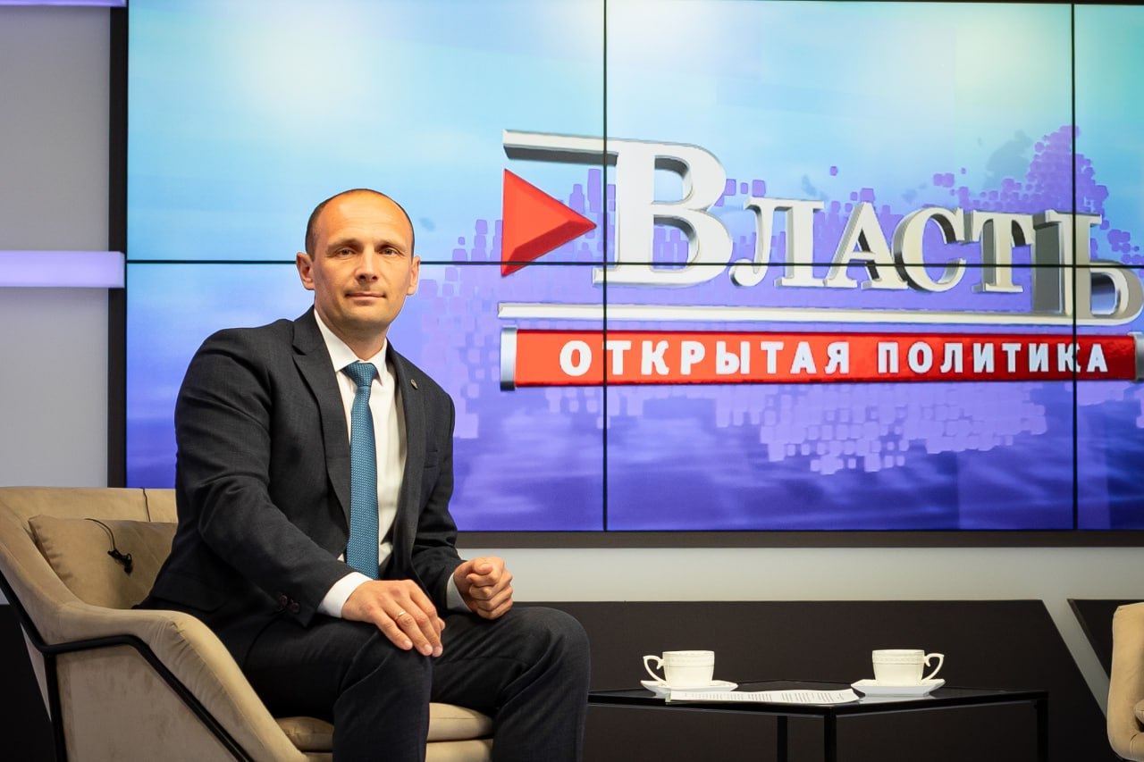 Куряне предложили создать парк на улице Коммунистической Жители города обратились к и.о. его главы Сергею Котлярову с просьбой обустройства новых общественных зон, отметив в Курске сильную нехватку парков и скверов. В качестве варианта телезрители предложили создать парк на улице Коммунистической, где сейчас там достраивают бассейн, возводят дома. Сергей Александрович напомнил, что благоустройство общественных территорий возможно в рамках муниципальной программы «Формирование современной городской среды в муниципальном образовании “Город Курск”». Предложения о включении общественной территории в эту программу принимаются от граждан и организаций до завершения третьего квартала. В них могут быть озвучены идеи стилевых решений, например, по озеленению, размещению на территории малых архитектурных форм, освещению. Для включения общественного пространства в адресный перечень по благоустройству необходима заявка. Фото: Рина Горлова.